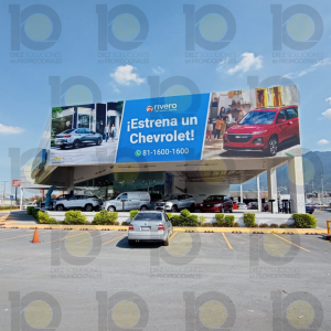 Vinil montado sobre fachada