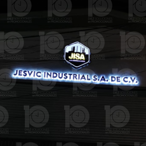 Caja de luz con vinil traslúcido y letras 3D de aluminio con luz indirecta